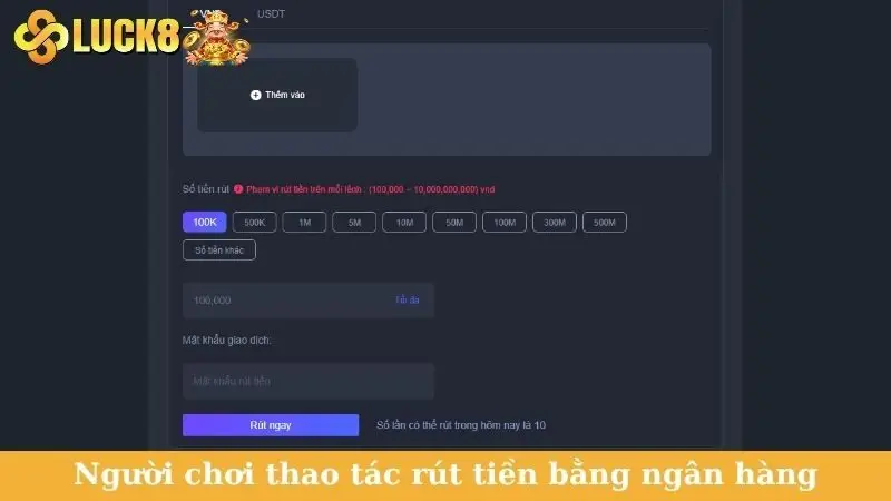 Người chơi thao tác rút tiền bằng ngân hàng